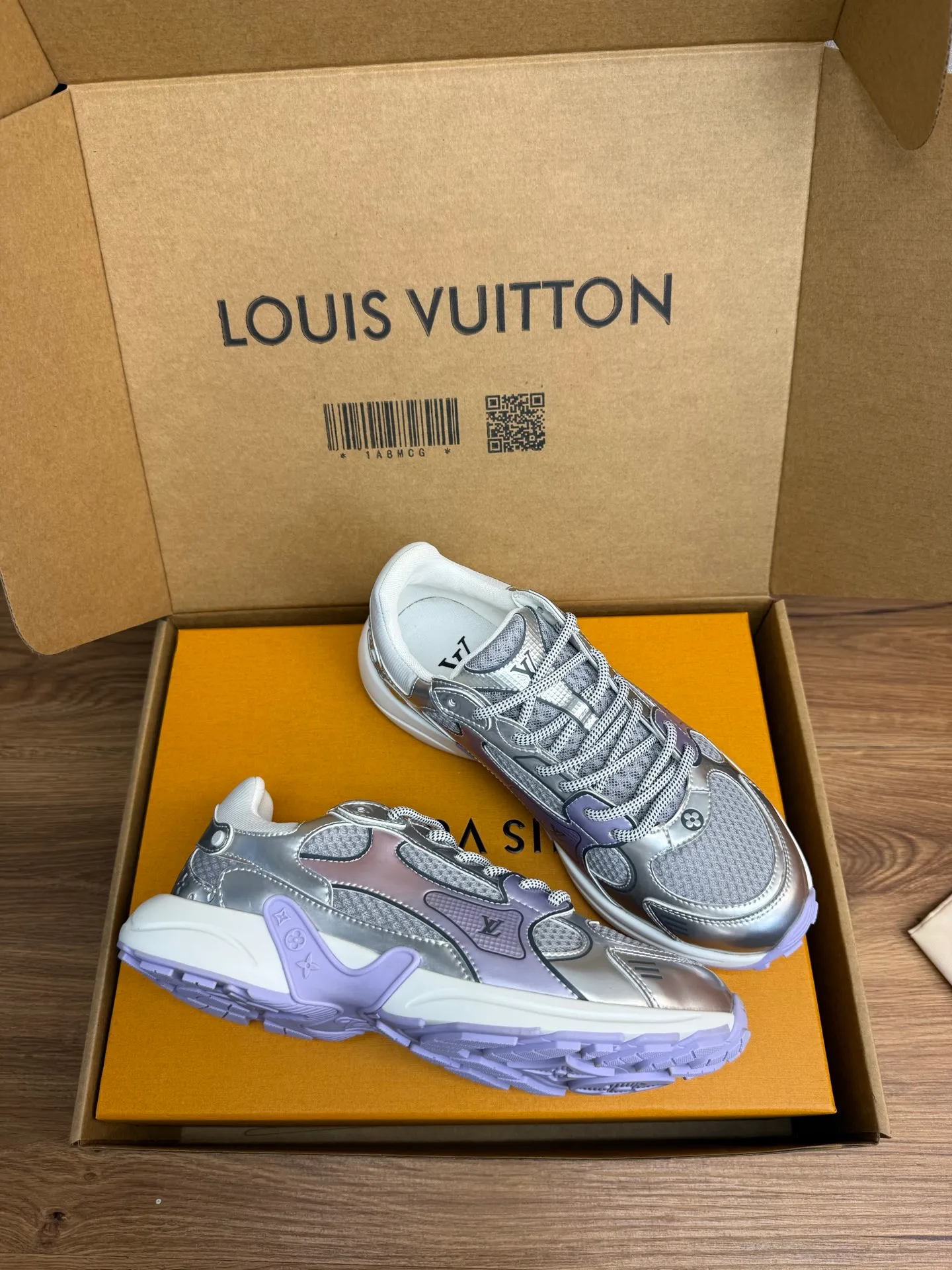 Men's shoes 💰600💰 🌈LV | Louis Vuitton 2025𝐬𝐬 🧡💚2025 spring and summer new style top version‼ ️The original version is the same. The counter specializes in the latest casual shoes. Hard goods are new🆕 🔥🔥🔥Top version: Couple model LV Louis Vuitton L House Donkey brand The latest Olympia series Couple model Silver Horn King Casual sneakers Running shoes This LV Olympia sneaker combines mesh fabric and metallic synthetic leather and other technical fabrics to reinterpret the classic running shoe design with a neat and simple design. Lightweight EVA outsole provides a stretchy fit. Rich details such as Monogram embossing and LV letters establish recognition. Exquisite packaging at the delivery counter 🛍📦 ▪️Fabrics: Original imported technical fabric + mesh ▪️Inner lining: Original customized breathable mesh ▪️Sole: Original molded rubber foam material ▪️Sole thickness: 3.5CM ▪️Size: 35--45 (customized for women 40 and men 45)